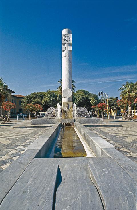 Marina di Carrara - Piazza G.Menconi - "La colonna del sole - Luce, acqua, terra", di Mohammad Sazesh