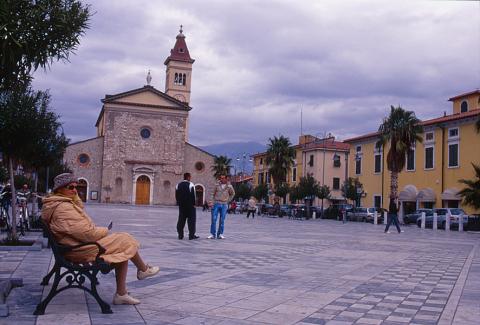 Marina di Carrara - Piazza G.Menconi - Parrocchia Sacra Famiglia
